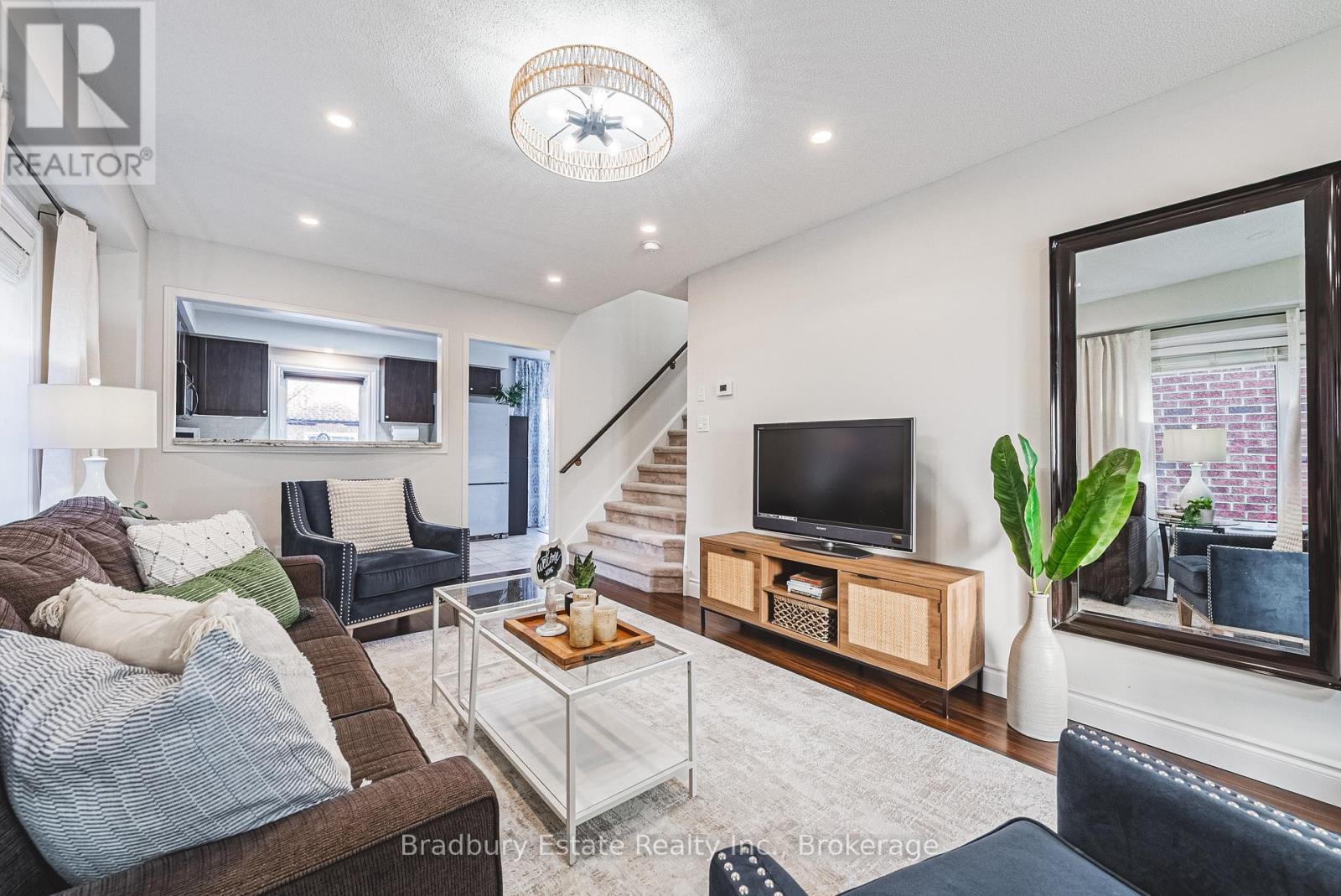 2292 Seton Crescent, Burlington, Ontario  L7L 6Y4 - Photo 4 - W12848696