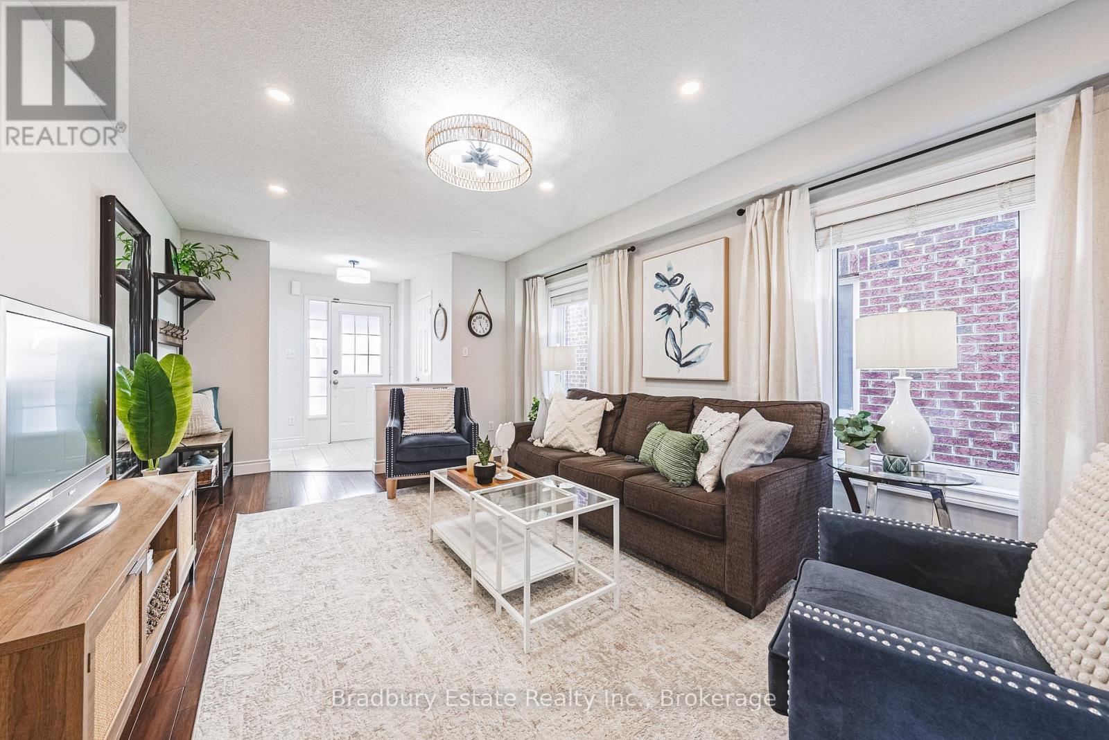 2292 Seton Crescent, Burlington, Ontario  L7L 6Y4 - Photo 5 - W12848696