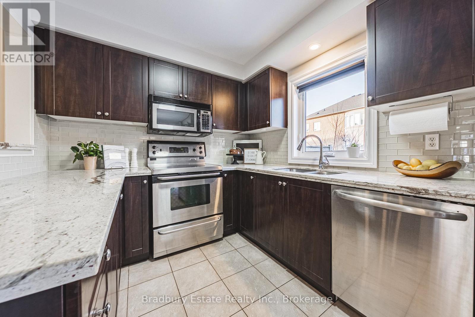 2292 Seton Crescent, Burlington, Ontario  L7L 6Y4 - Photo 8 - W12848696