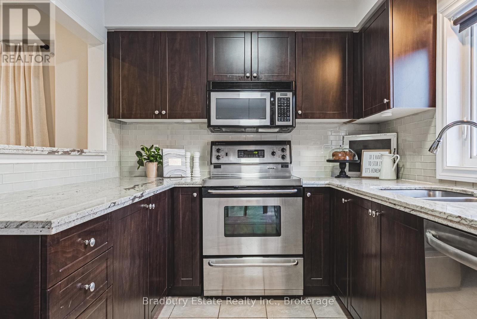 2292 Seton Crescent, Burlington, Ontario  L7L 6Y4 - Photo 9 - W12848696