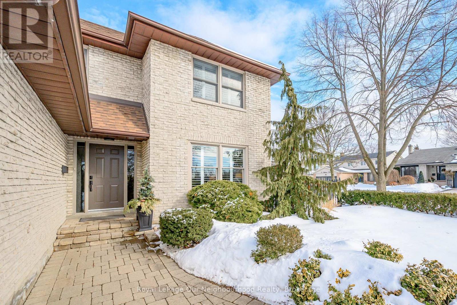 3 Woodlawn Court, Whitby, Ontario  L1N 6R4 - Photo 3 - E12849056