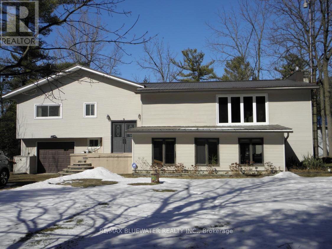 6386 Victoria Avenue, Lambton Shores, Ontario  N0N 1J2 - Photo 1 - X12849002