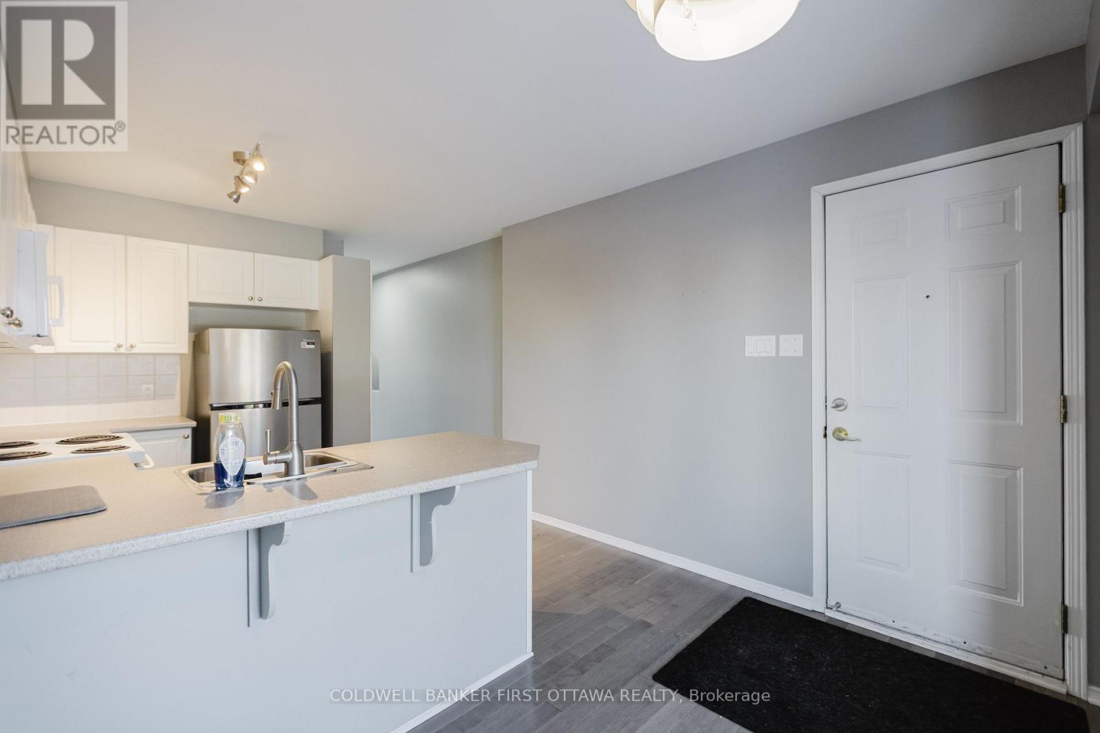 292 Cresthaven Drive, Ottawa, Ontario  K2G 6W4 - Photo 4 - X12848734