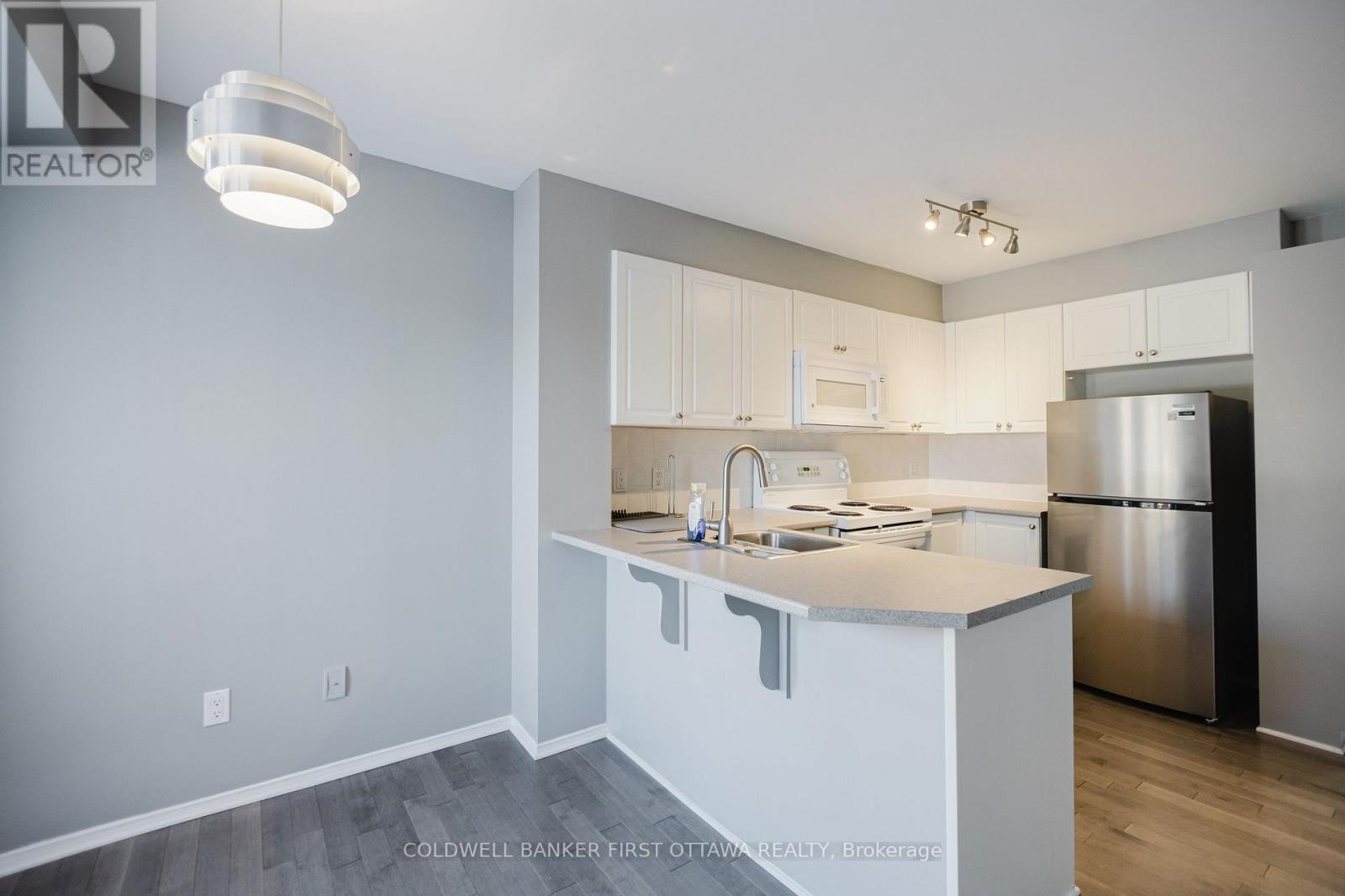 292 Cresthaven Drive, Ottawa, Ontario  K2G 6W4 - Photo 5 - X12848734