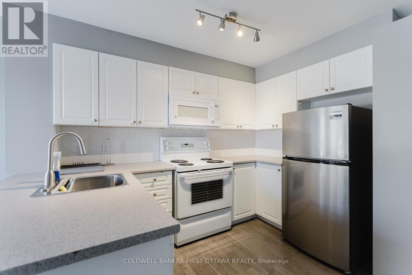 292 Cresthaven Drive, Ottawa, Ontario  K2G 6W4 - Photo 6 - X12848734