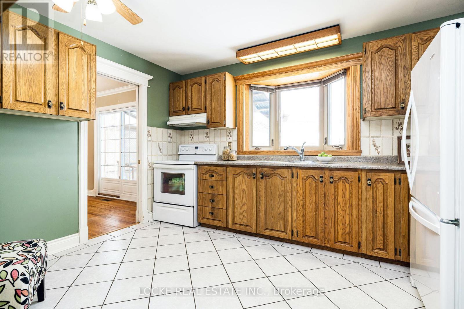 279 Hoylake Crescent, Ottawa, Ontario  K1E 1M1 - Photo 15 - X12848846