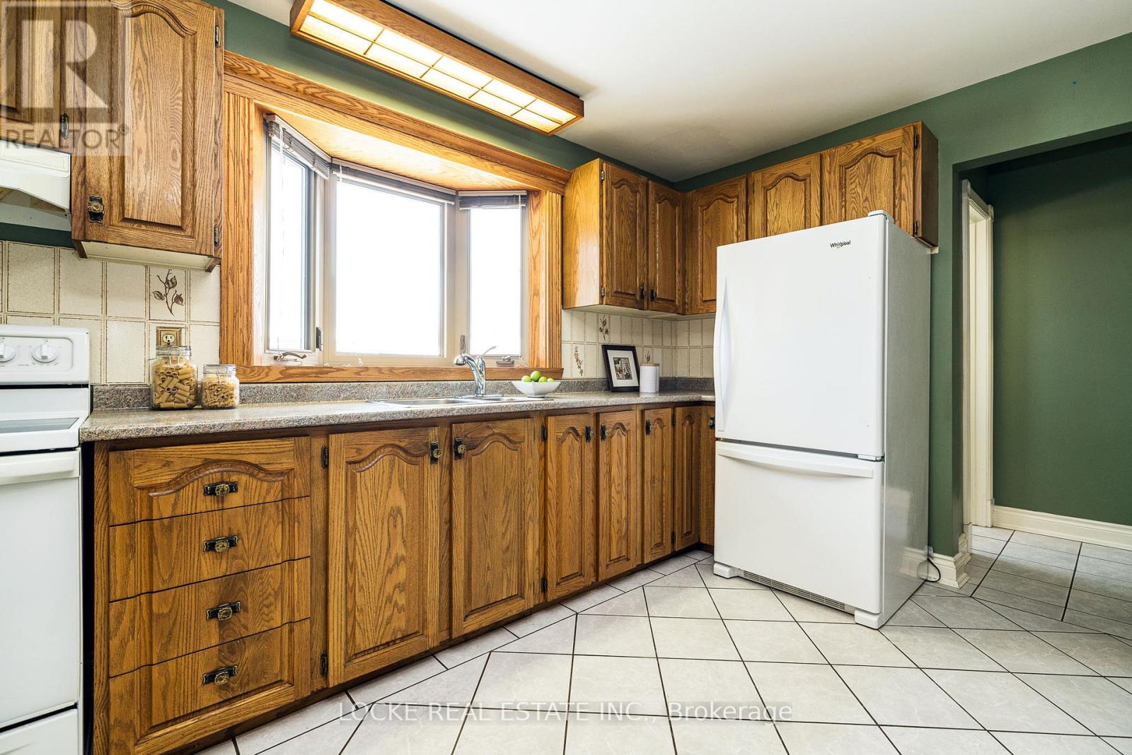 279 Hoylake Crescent, Ottawa, Ontario  K1E 1M1 - Photo 17 - X12848846