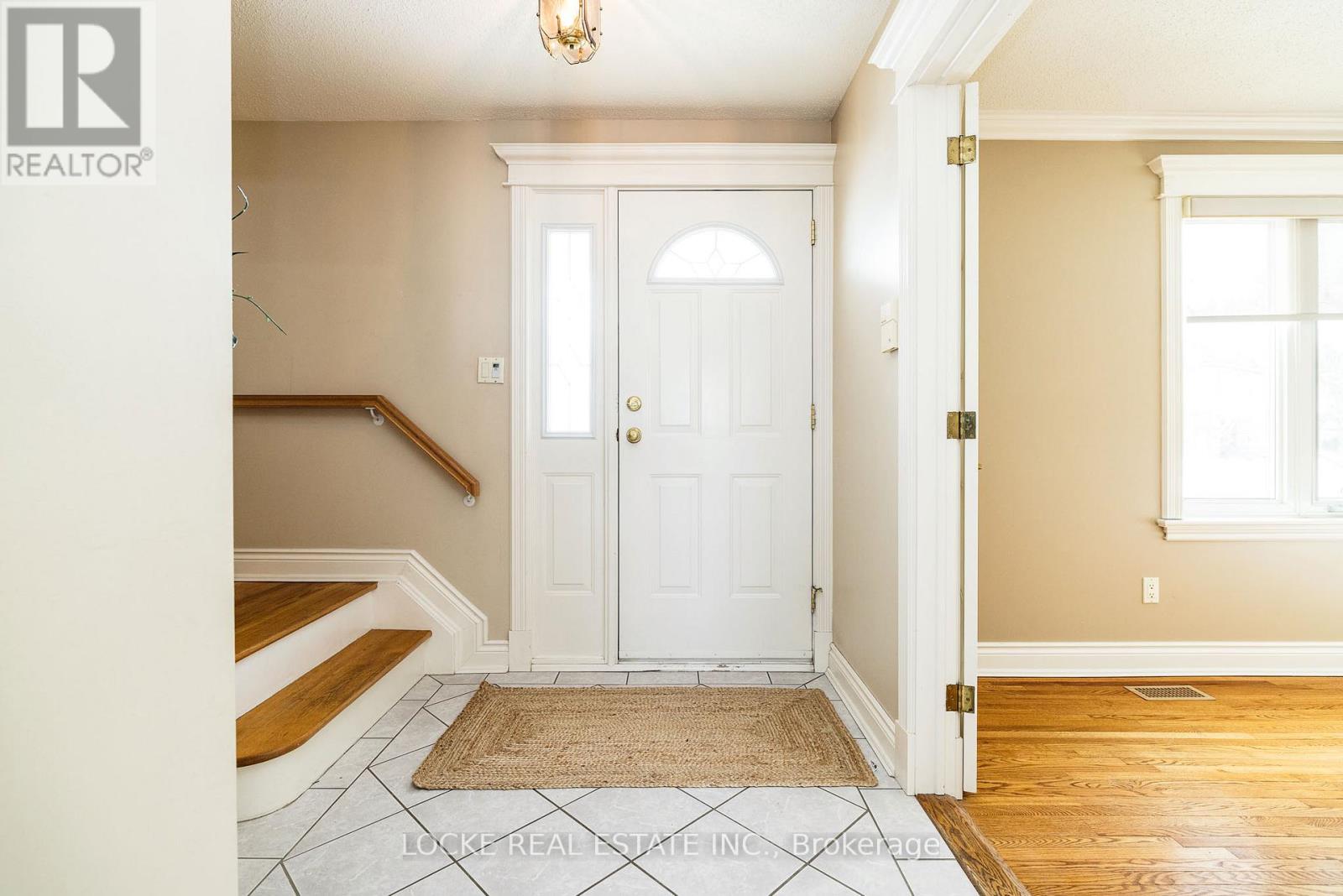 279 Hoylake Crescent, Ottawa, Ontario  K1E 1M1 - Photo 4 - X12848846