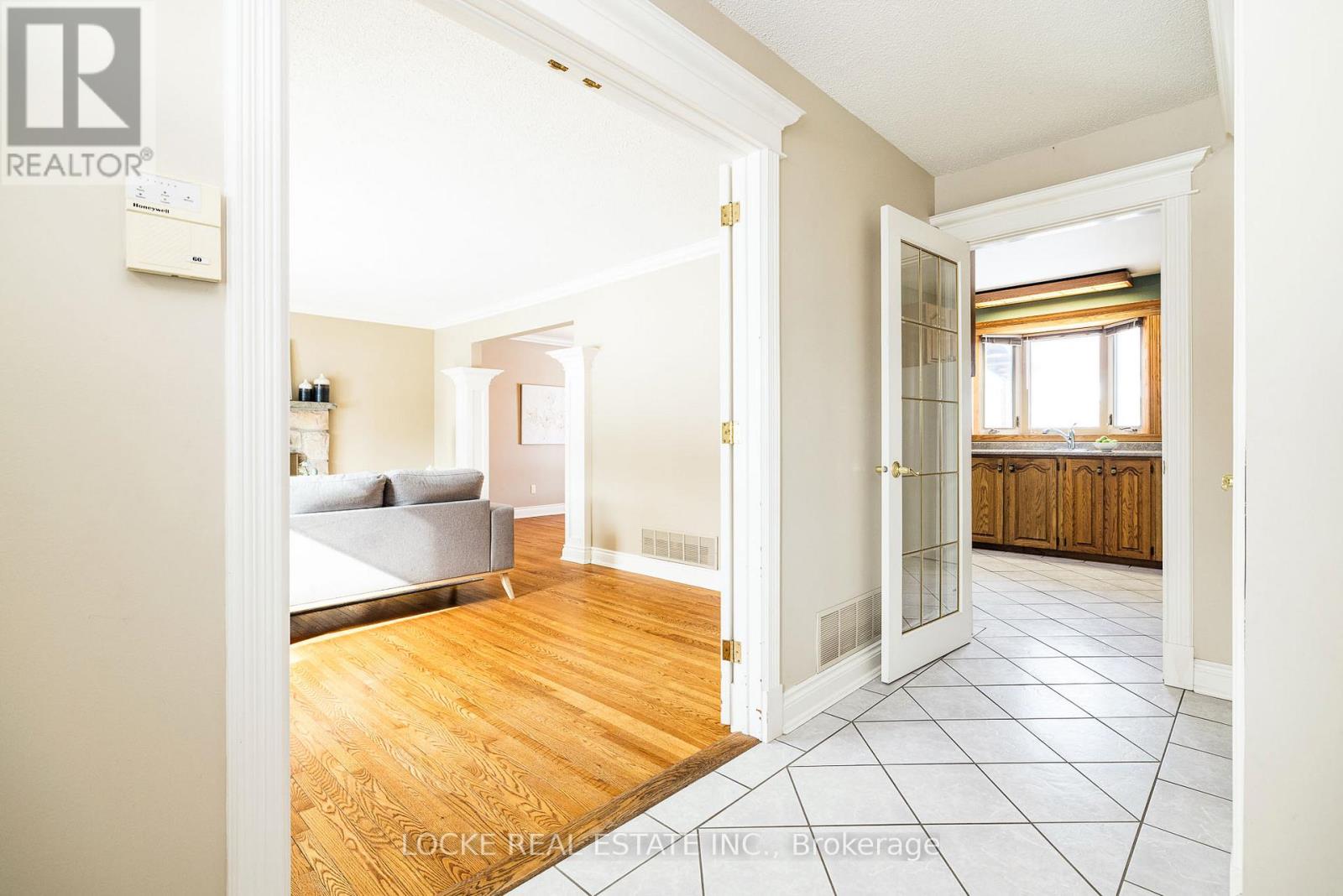 279 Hoylake Crescent, Ottawa, Ontario  K1E 1M1 - Photo 5 - X12848846