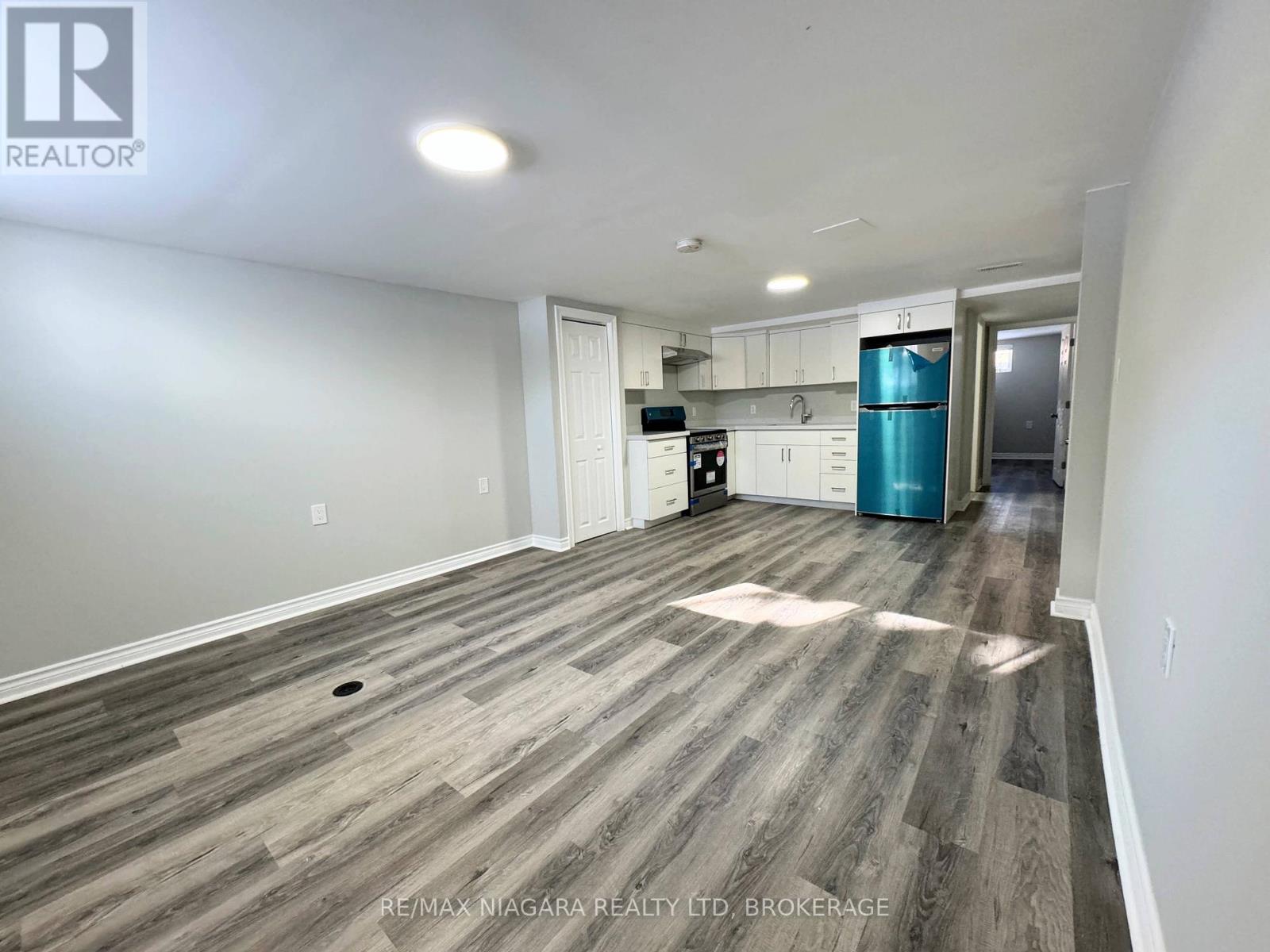 7 East Hampton Road, St. Catharines, Ontario  L2T 3C9 - Photo 2 - X12848804