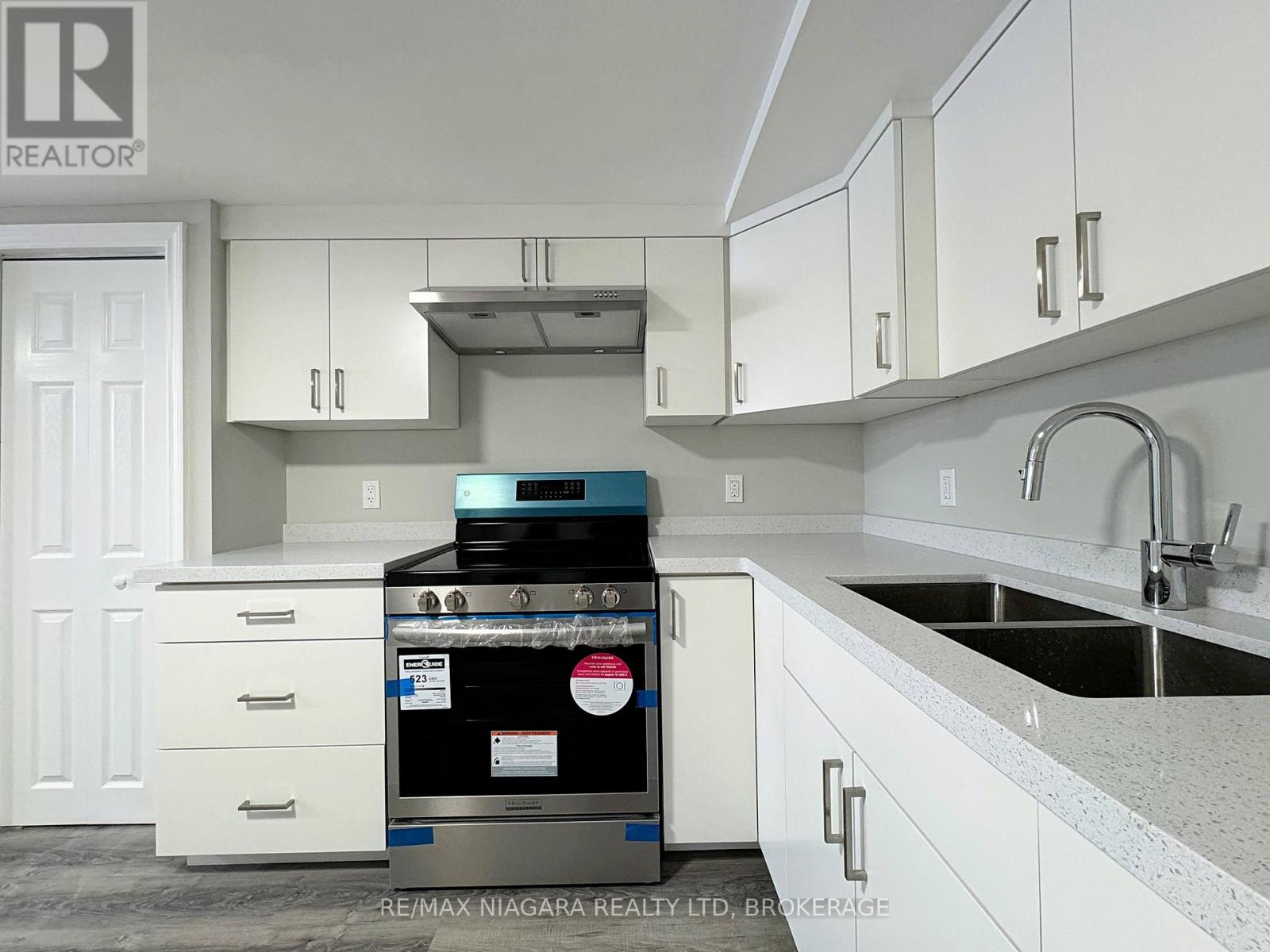 7 East Hampton Road, St. Catharines, Ontario  L2T 3C9 - Photo 6 - X12848804