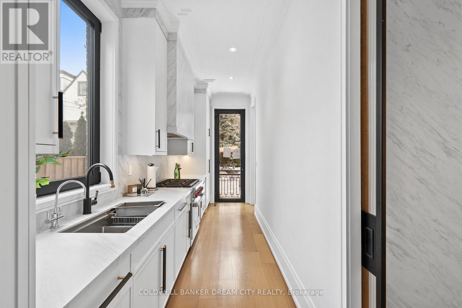 101 Dunloe Road, Toronto, Ontario  M5P 2T7 - Photo 11 - C12848668