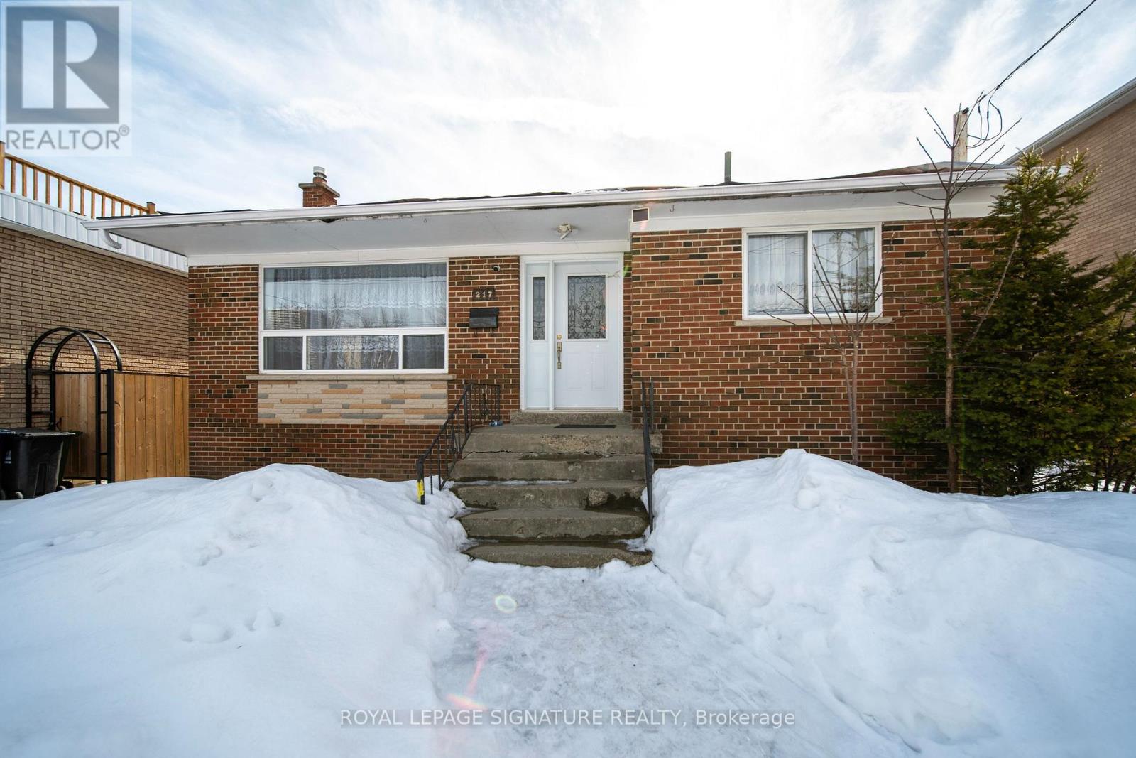 217 Moore Park Avenue, Toronto, Ontario  M2M 1N5 - Photo 2 - C12849054