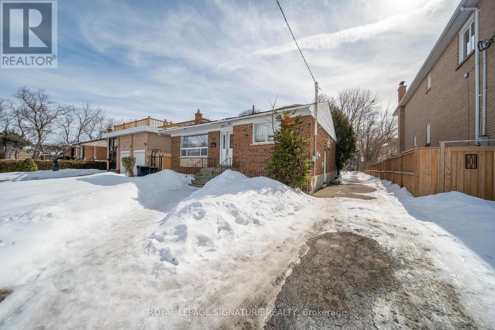 217 Moore Park Avenue, Toronto, Ontario  M2M 1N5 - Photo 3 - C12849054