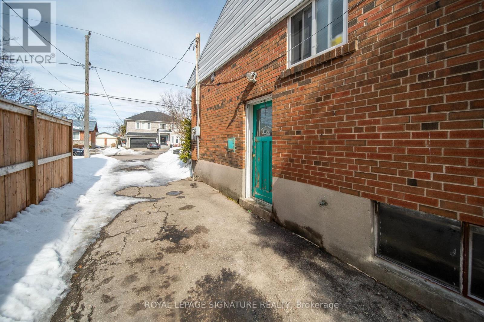 217 Moore Park Avenue, Toronto, Ontario  M2M 1N5 - Photo 4 - C12849054