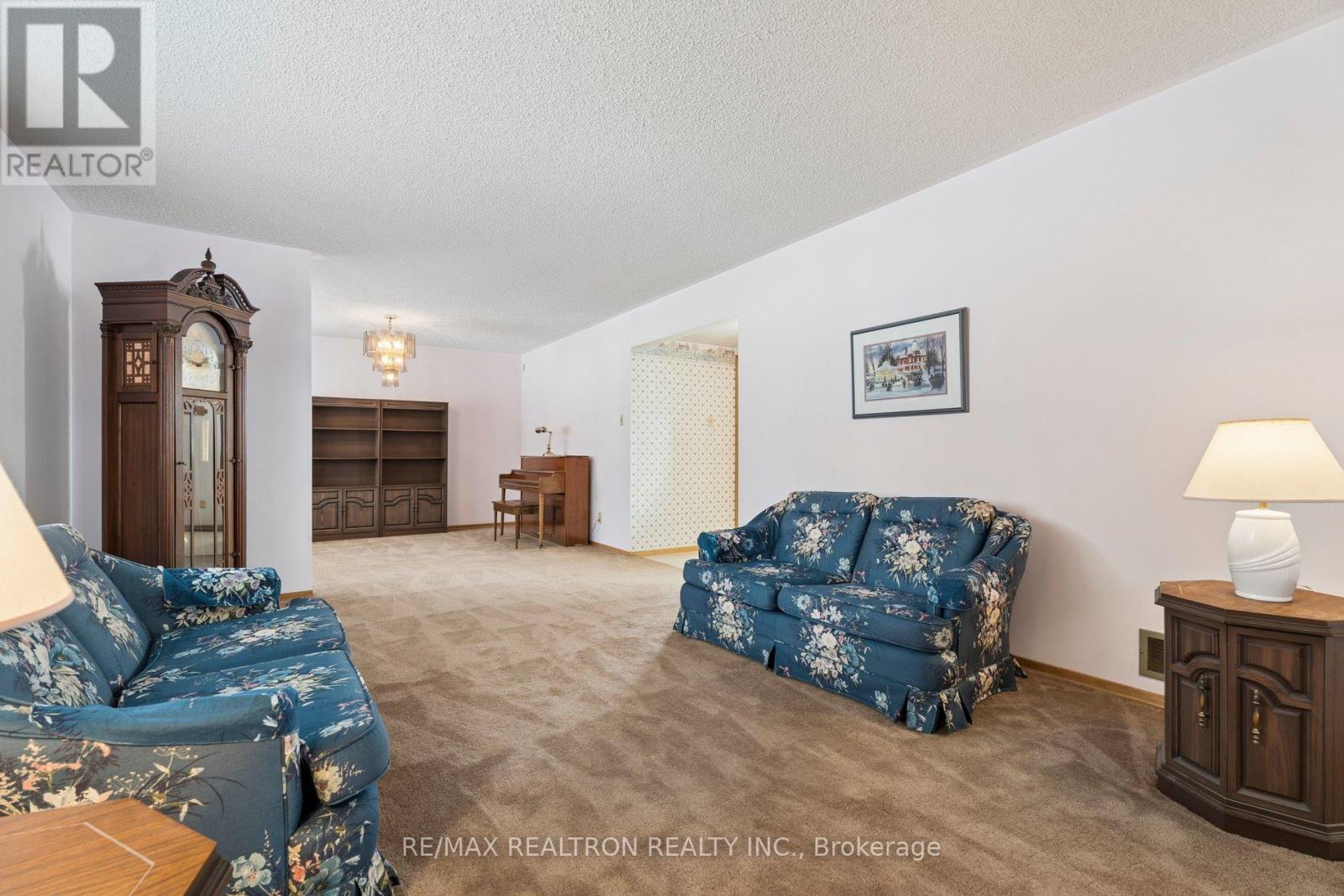 21084 Woodbine Avenue, East Gwillimbury, Ontario  L0G 1R0 - Photo 6 - N12848922