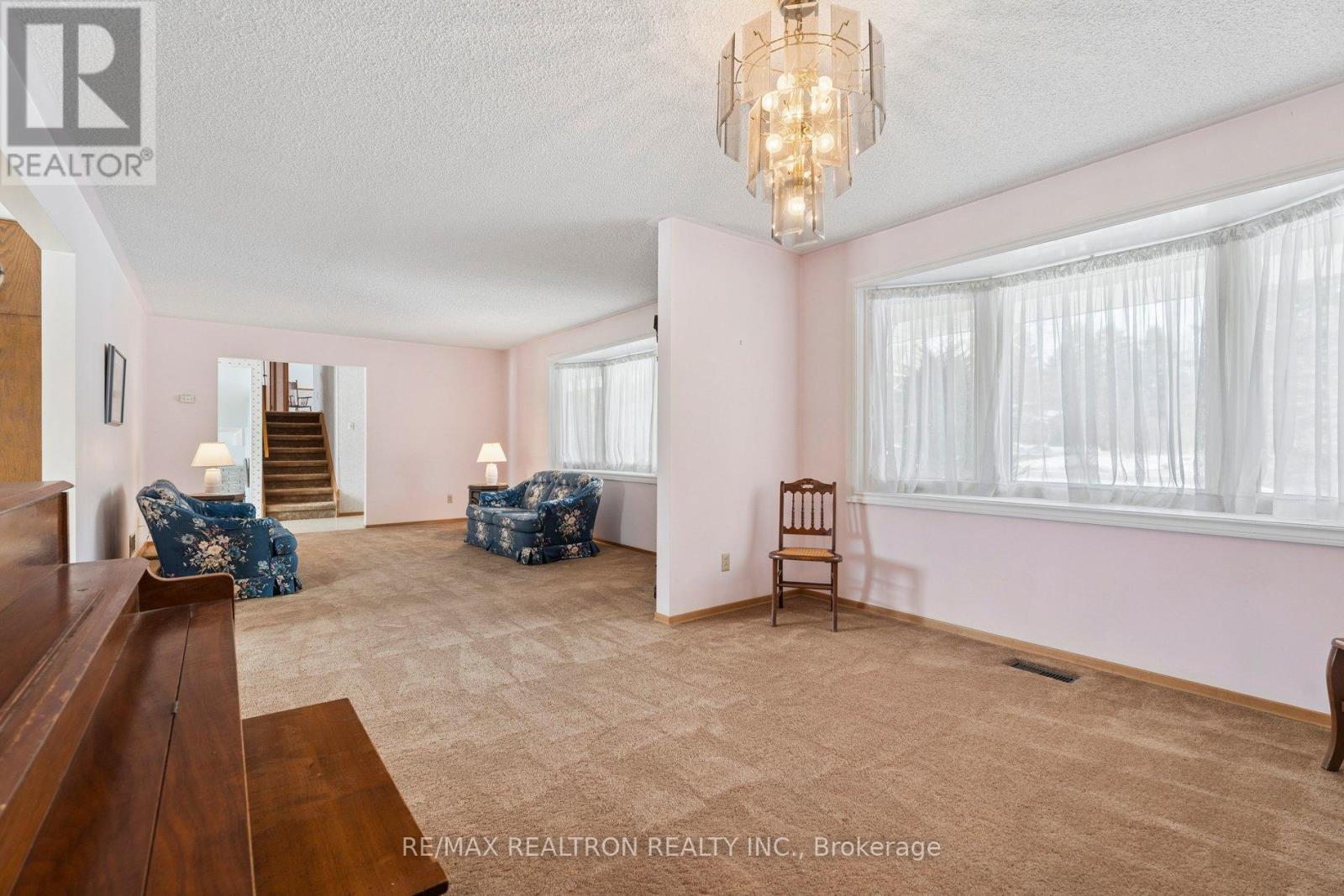 21084 Woodbine Avenue, East Gwillimbury, Ontario  L0G 1R0 - Photo 8 - N12848922