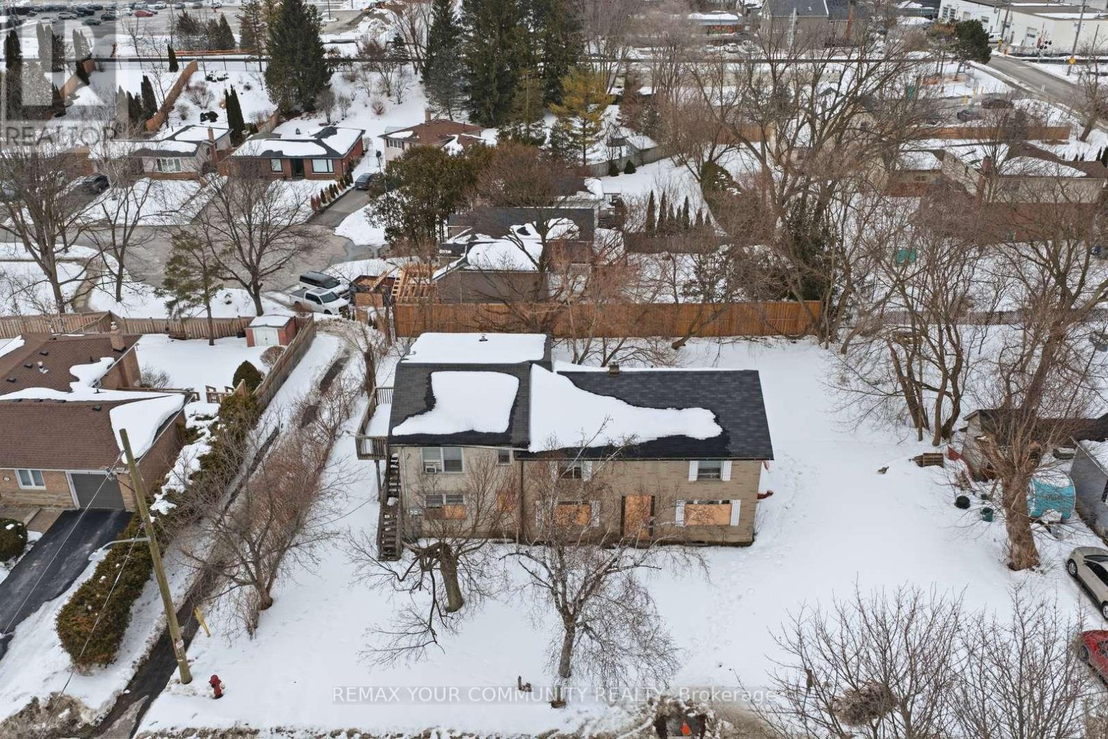 33 WALTON DRIVE, Aurora, Ontario