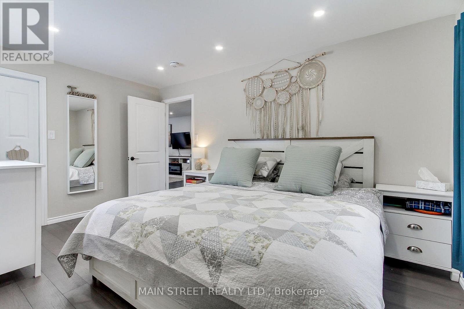 1039 Ewart Street, Innisfil, Ontario  L0L 1W0 - Photo 13 - N12849016