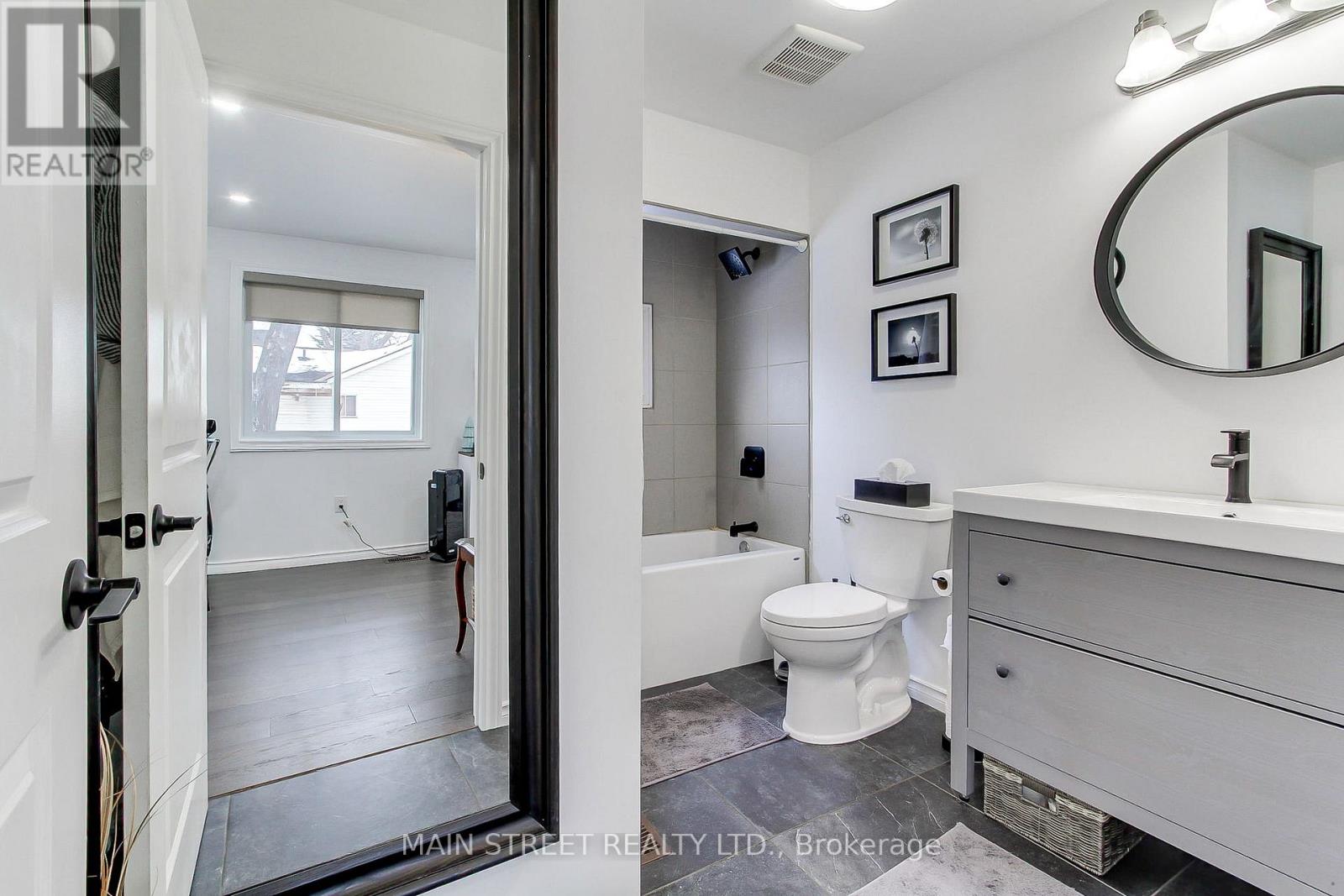 1039 Ewart Street, Innisfil, Ontario  L0L 1W0 - Photo 18 - N12849016