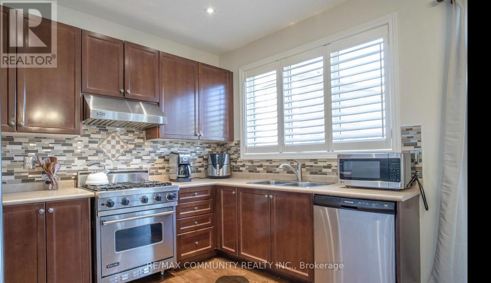 327 Mantle Avenue, Whitchurch-Stouffville, Ontario  L4A 0R9 - Photo 3 - N12849030