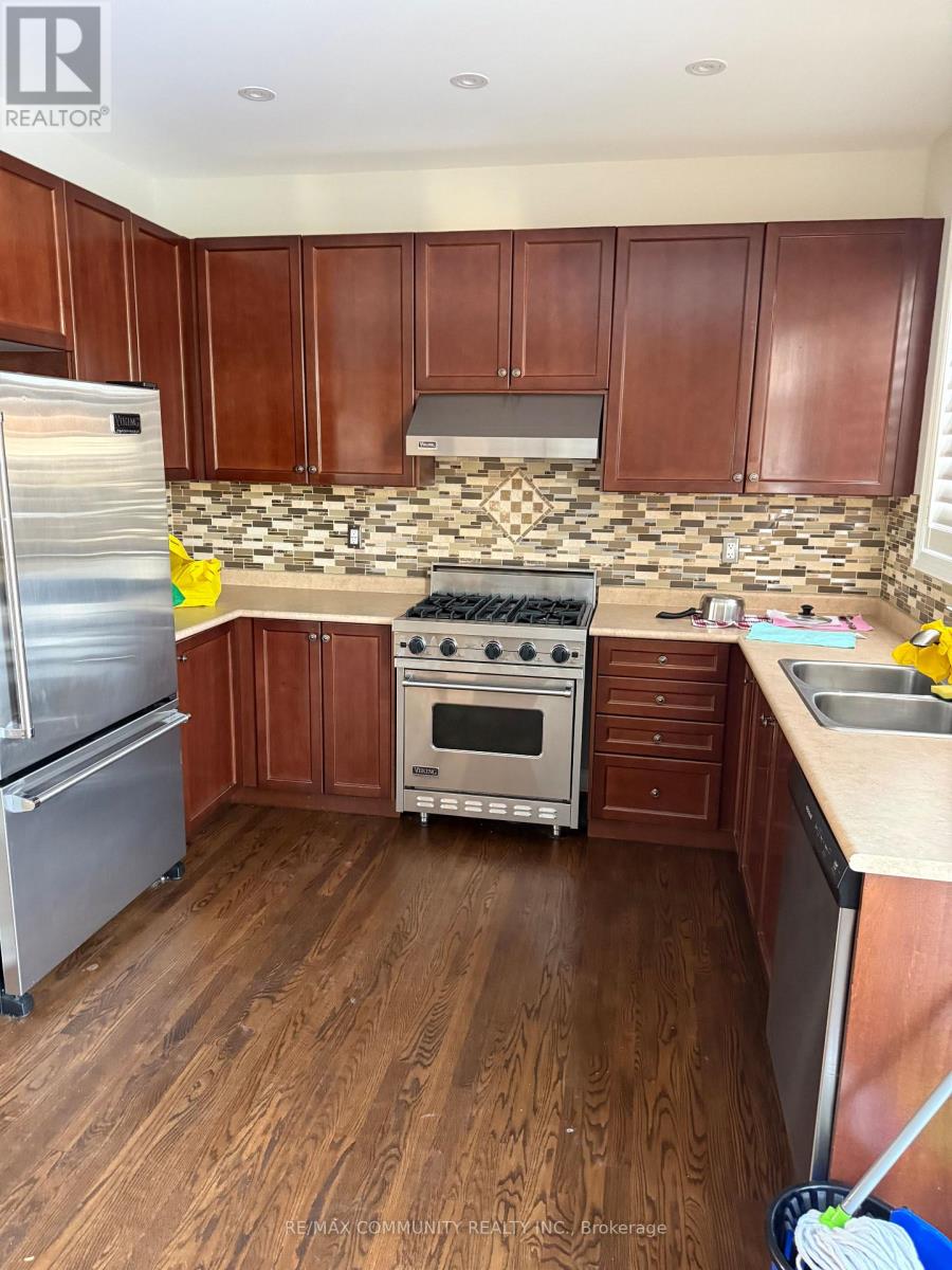 327 Mantle Avenue, Whitchurch-Stouffville, Ontario  L4A 0R9 - Photo 4 - N12849030