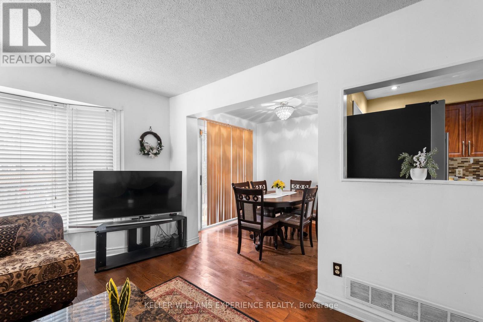 4 Sunshine Drive, Richmond Hill, Ontario  L4C 8K8 - Photo 8 - N12849076