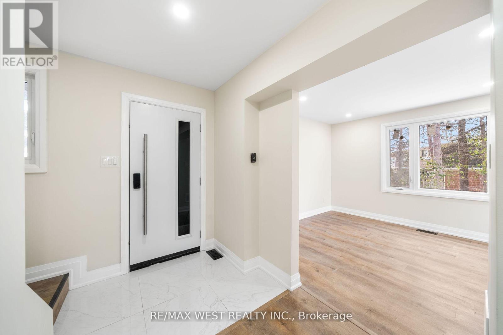 36 Wilson Court, Barrie (Allandale Heights), Ontario  L4N 5K8 - Photo 4 - S12848968