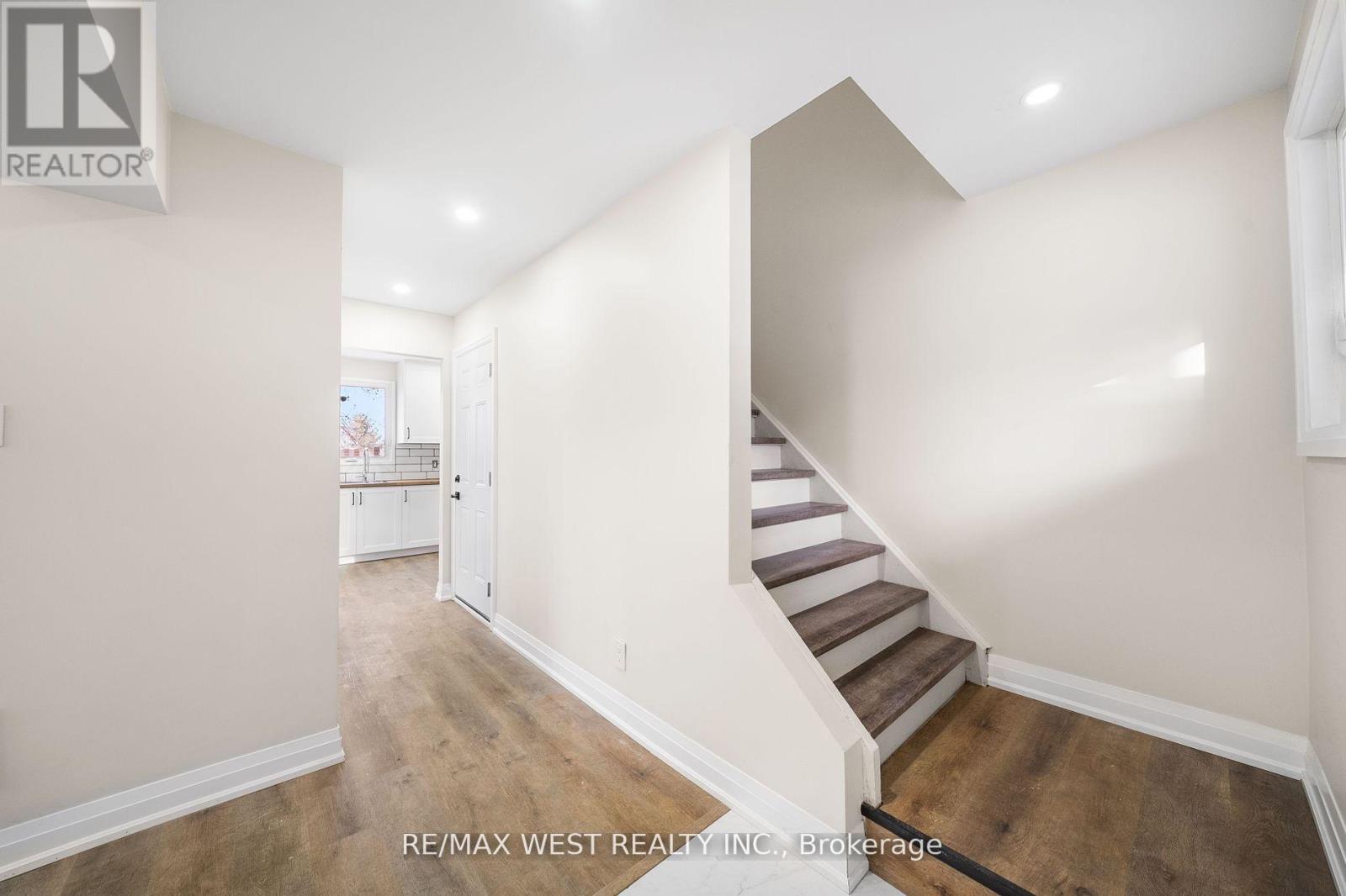 36 Wilson Court, Barrie (Allandale Heights), Ontario  L4N 5K8 - Photo 5 - S12848968