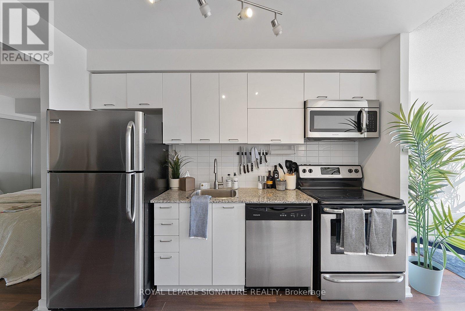 1013 - 38 Joe Shuster Way, Toronto, Ontario  M6K 0A5 - Photo 10 - W12848732