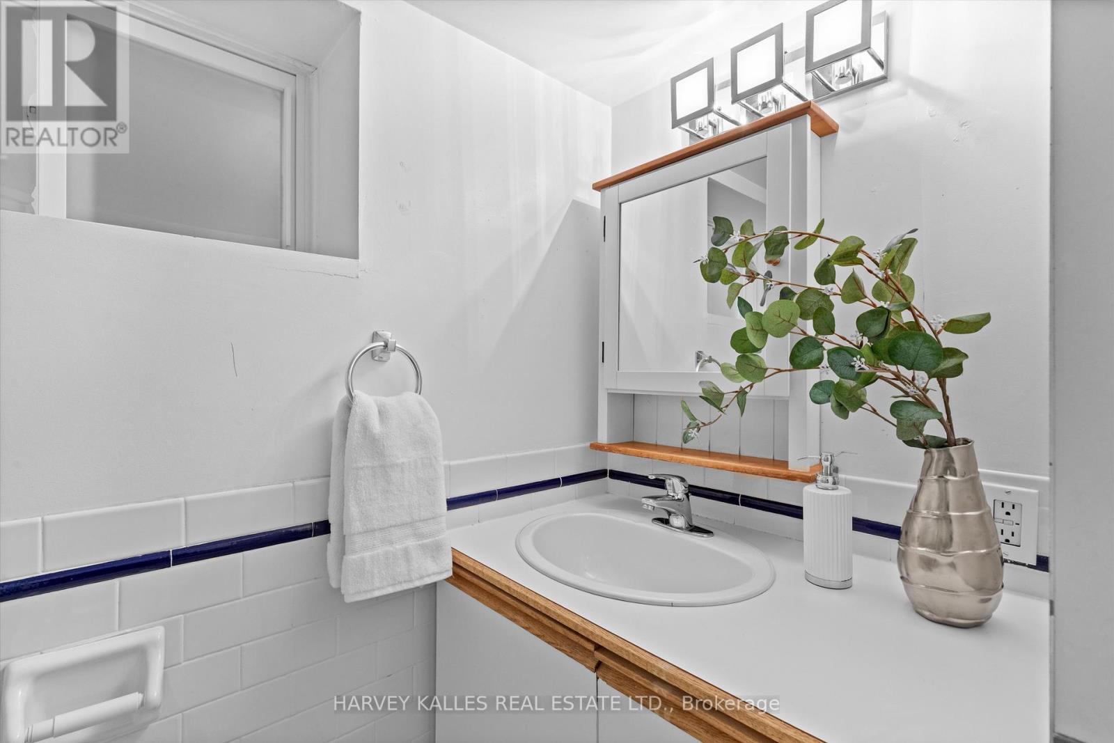 18 Page Avenue, Toronto, Ontario  M6S 2P5 - Photo 13 - W12848748