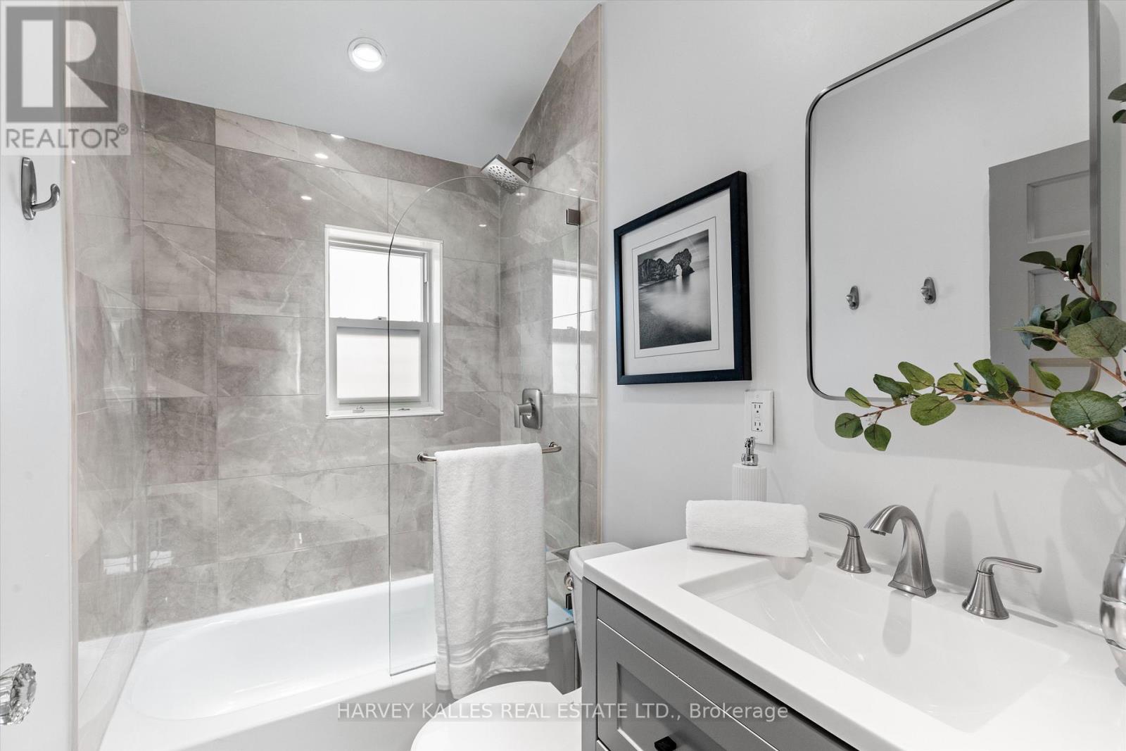 18 Page Avenue, Toronto, Ontario  M6S 2P5 - Photo 17 - W12848748