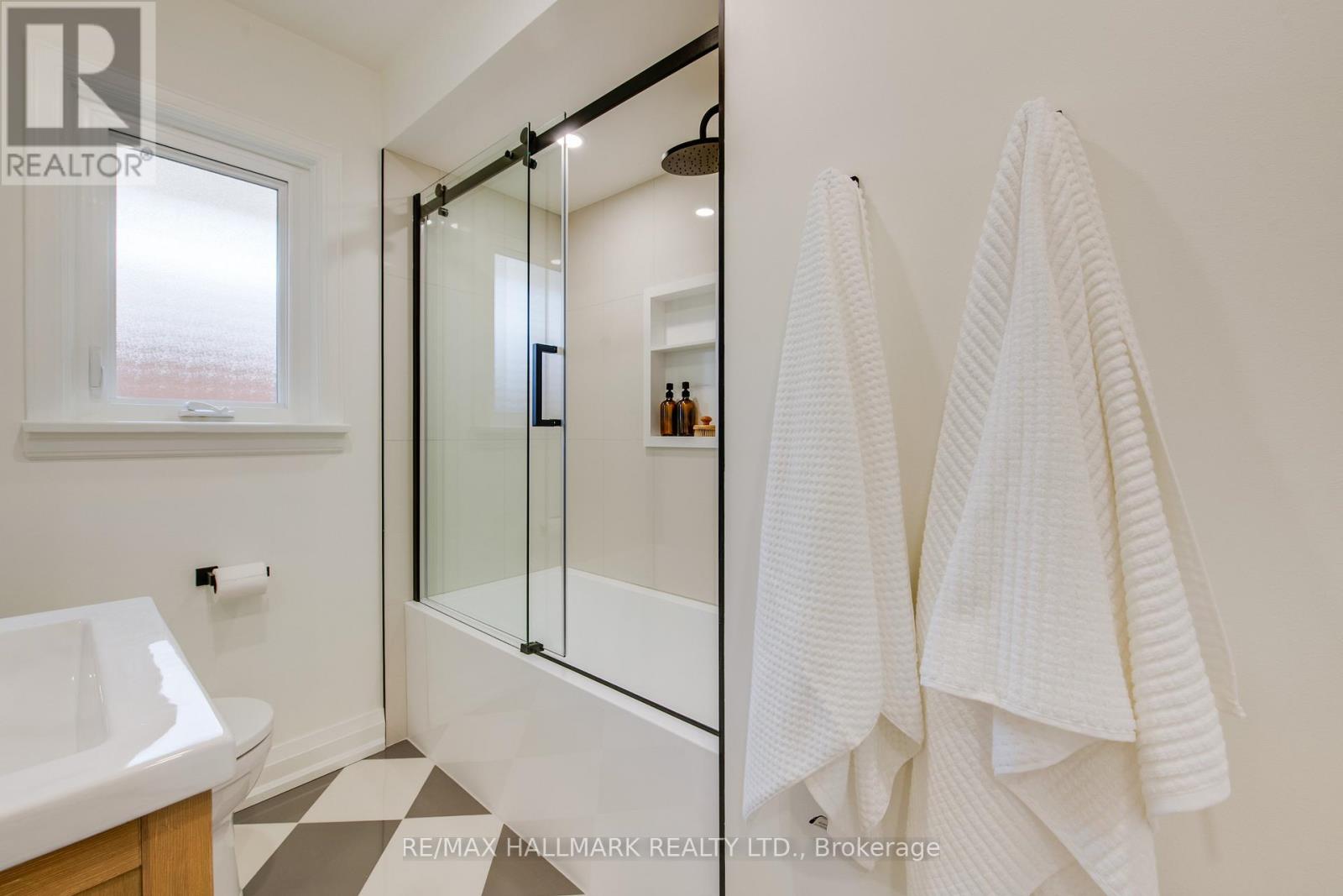 67 Saybrook Avenue, Toronto (Stonegate-Queensway), Ontario  M8Z 2V6 - Photo 13 - W12848814