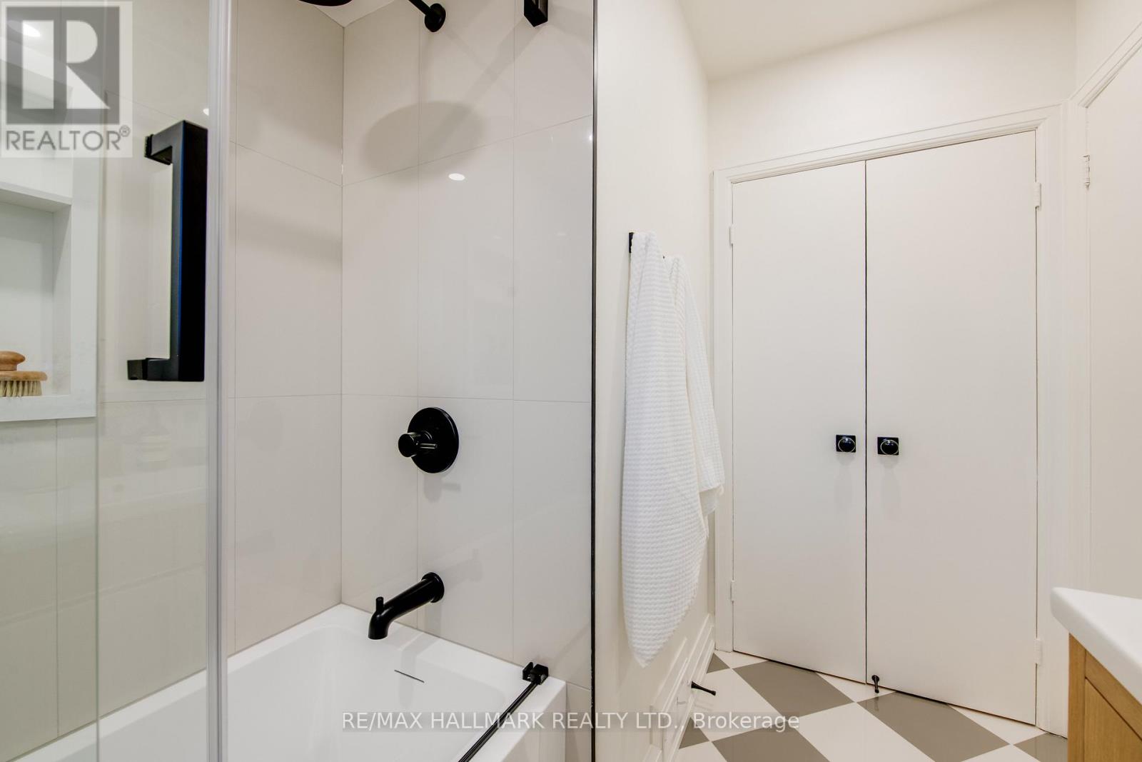 67 Saybrook Avenue, Toronto (Stonegate-Queensway), Ontario  M8Z 2V6 - Photo 14 - W12848814