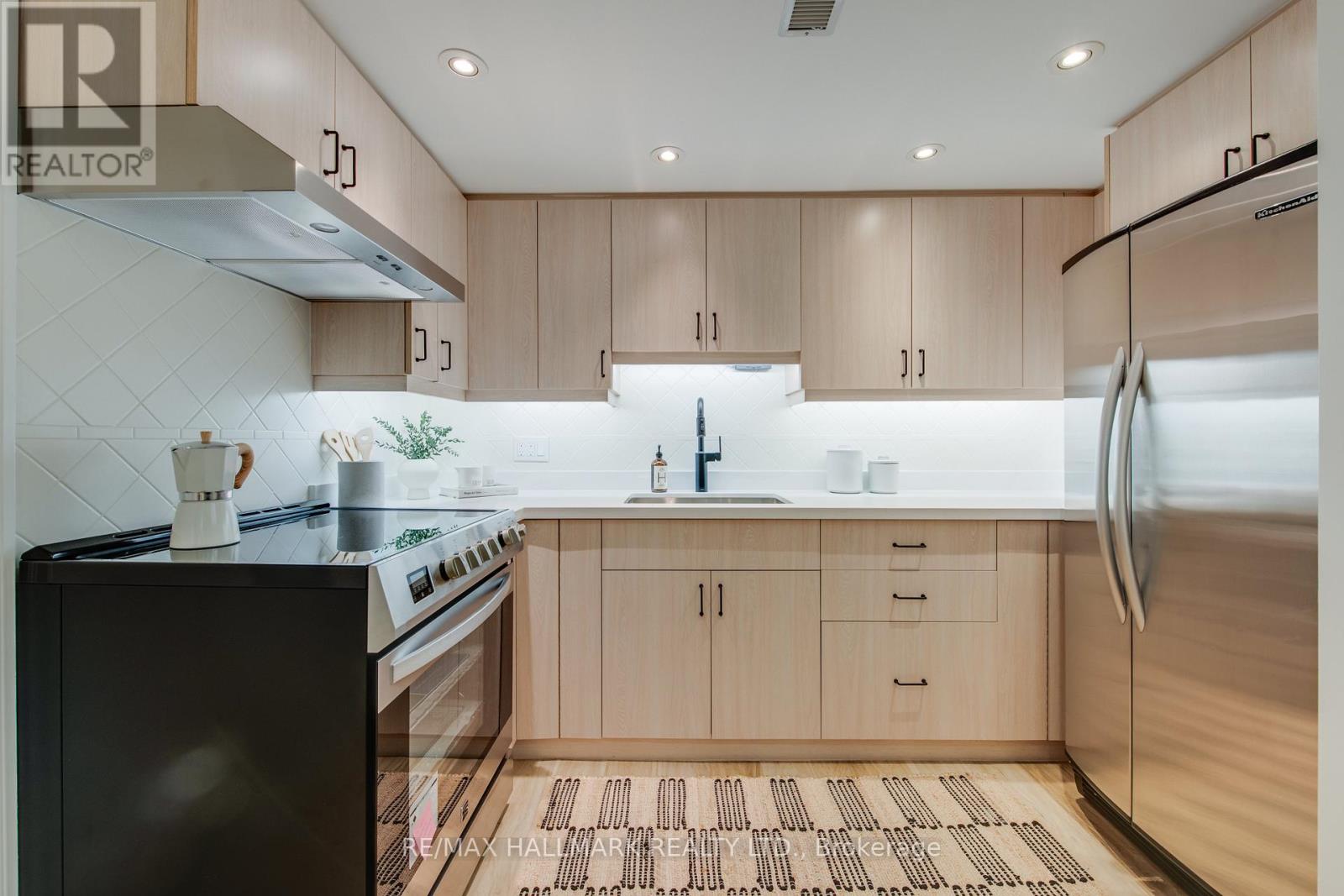 67 Saybrook Avenue, Toronto (Stonegate-Queensway), Ontario  M8Z 2V6 - Photo 19 - W12848814