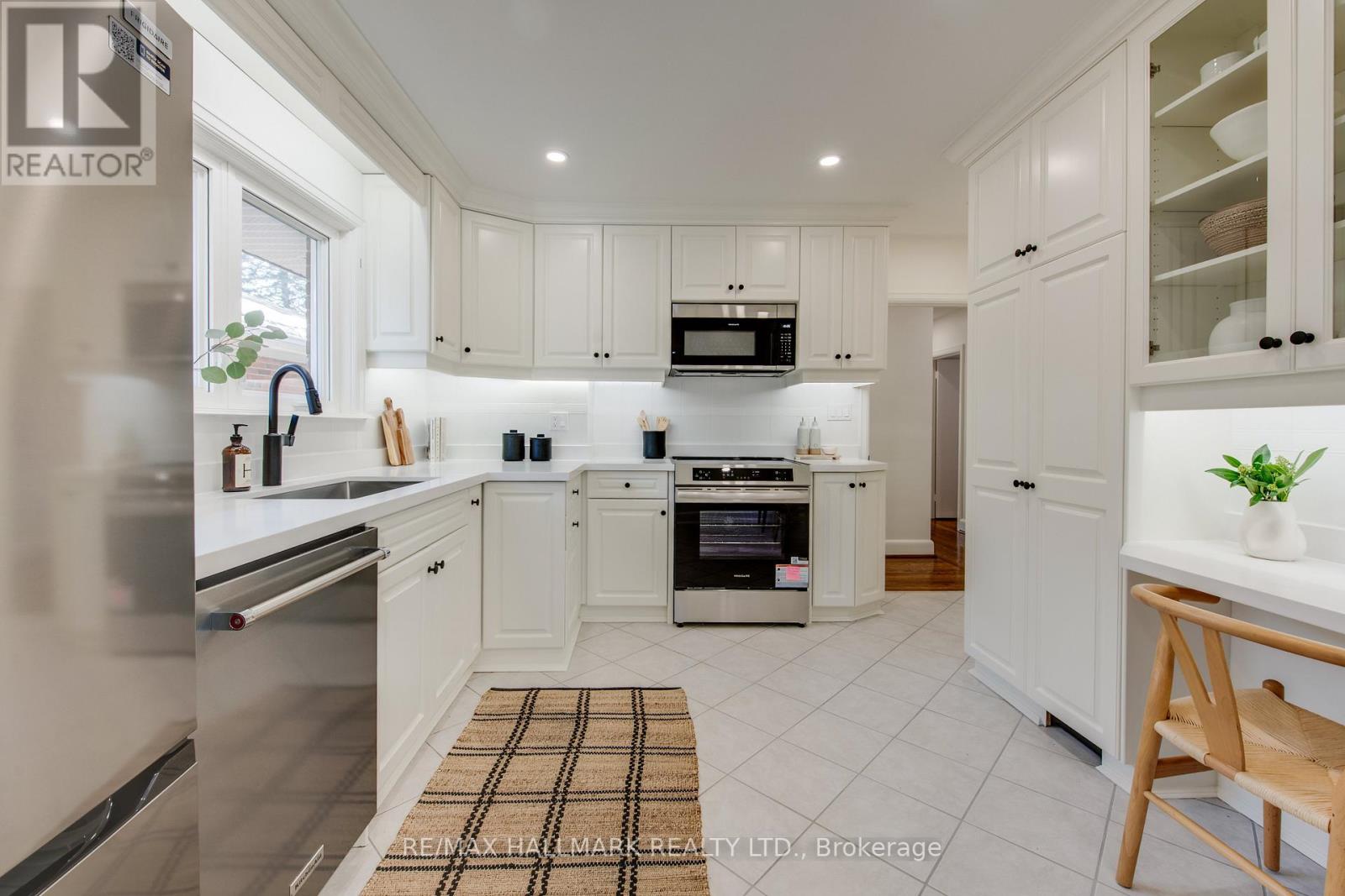 67 Saybrook Avenue, Toronto (Stonegate-Queensway), Ontario  M8Z 2V6 - Photo 7 - W12848814