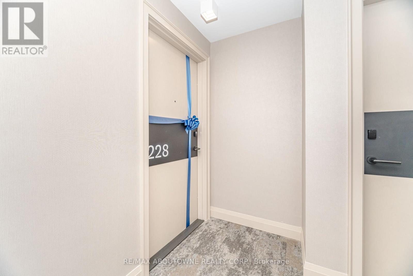 228 - 3250 Carding Mill Trail, Oakville, Ontario  L6M 5T3 - Photo 4 - W12848928