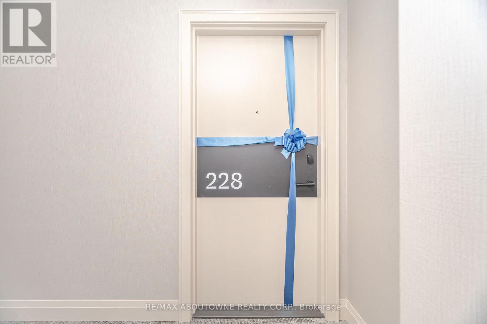 228 - 3250 Carding Mill Trail, Oakville, Ontario  L6M 5T3 - Photo 5 - W12848928