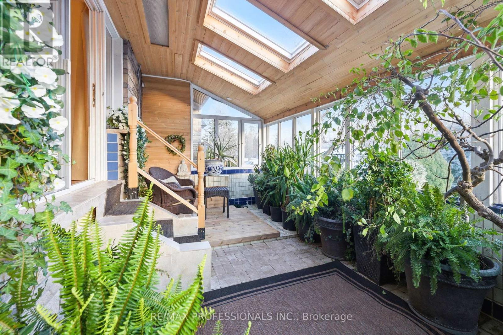 21 Ivy Lea Crescent, Toronto (Stonegate-Queensway), Ontario  M8Y 2B5 - Photo 10 - W12849012