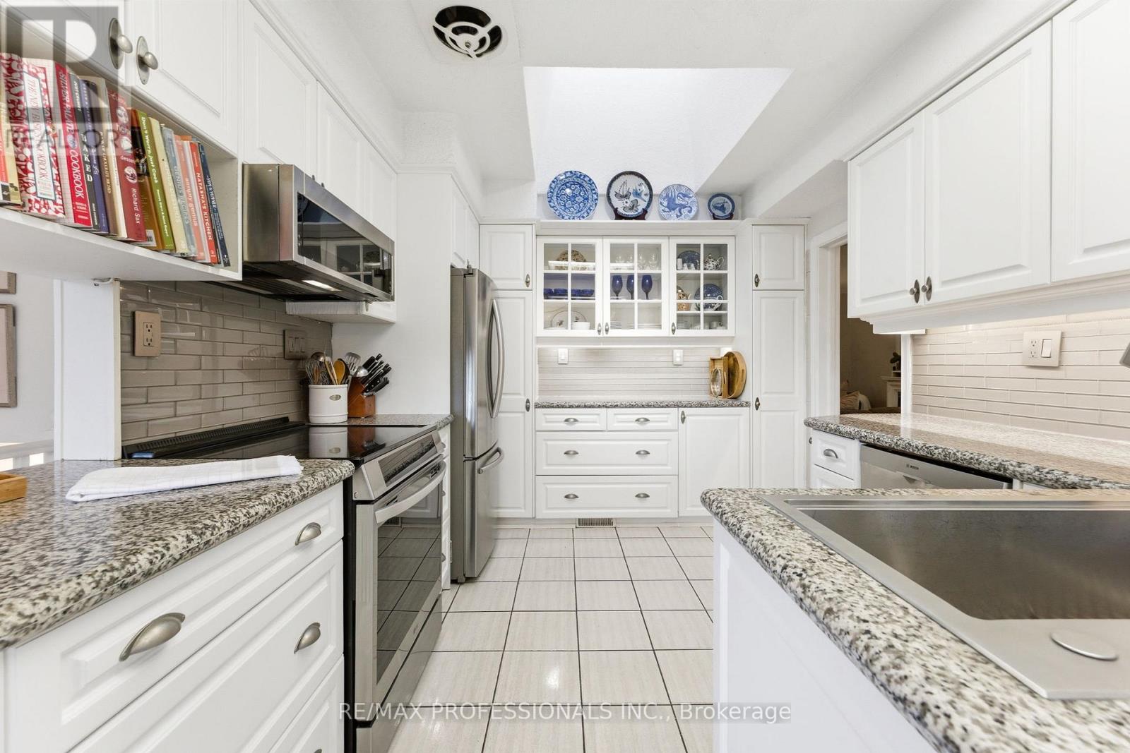 21 Ivy Lea Crescent, Toronto (Stonegate-Queensway), Ontario  M8Y 2B5 - Photo 17 - W12849012