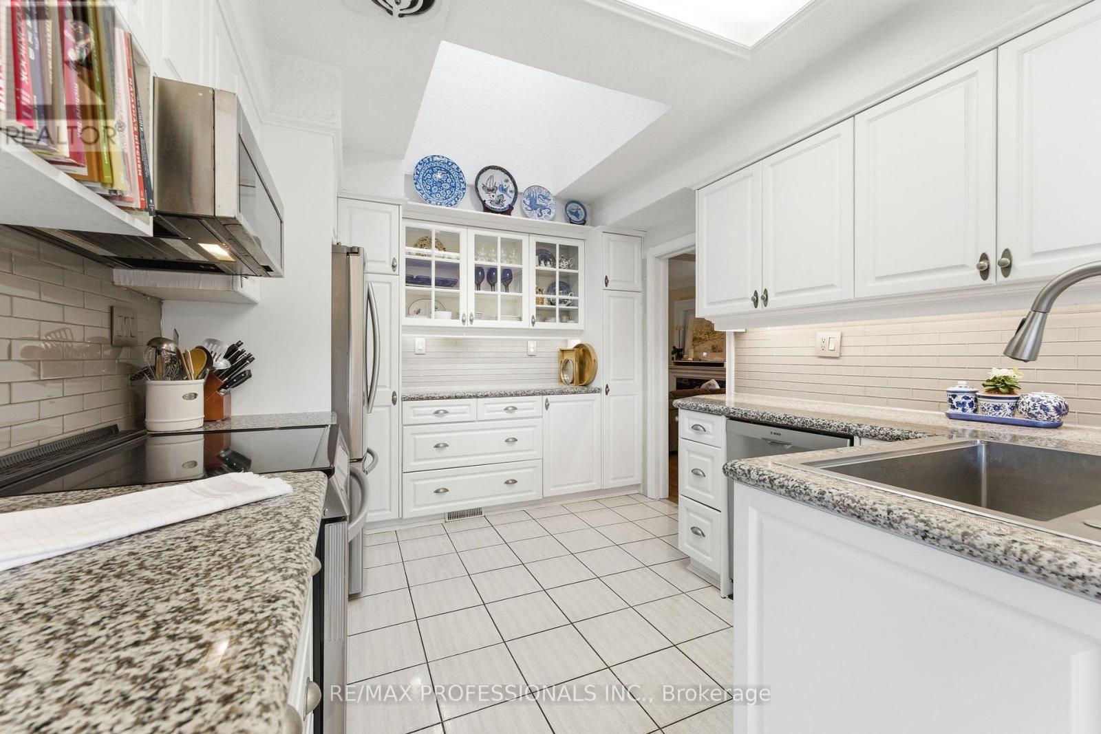 21 Ivy Lea Crescent, Toronto (Stonegate-Queensway), Ontario  M8Y 2B5 - Photo 18 - W12849012