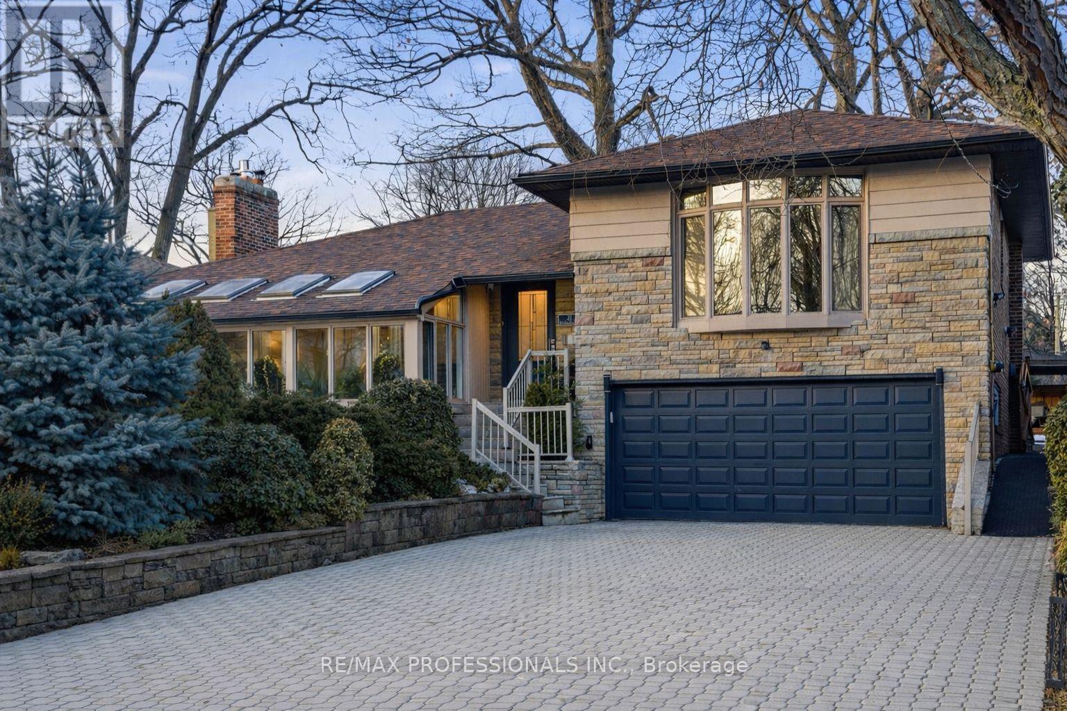 21 Ivy Lea Crescent, Toronto (Stonegate-Queensway), Ontario  M8Y 2B5 - Photo 2 - W12849012