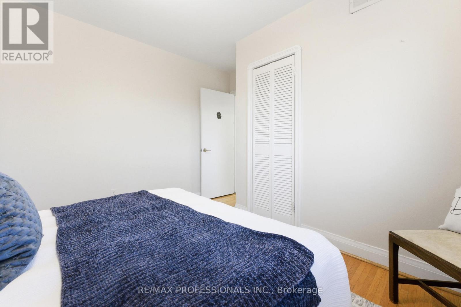 21 Ivy Lea Crescent, Toronto (Stonegate-Queensway), Ontario  M8Y 2B5 - Photo 24 - W12849012