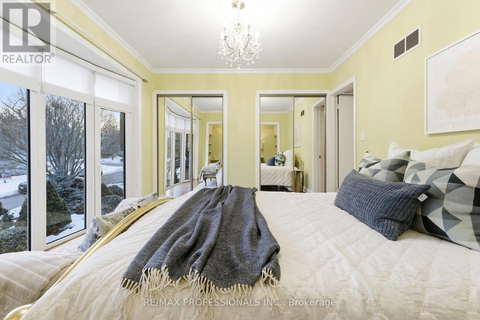 21 Ivy Lea Crescent, Toronto (Stonegate-Queensway), Ontario  M8Y 2B5 - Photo 30 - W12849012