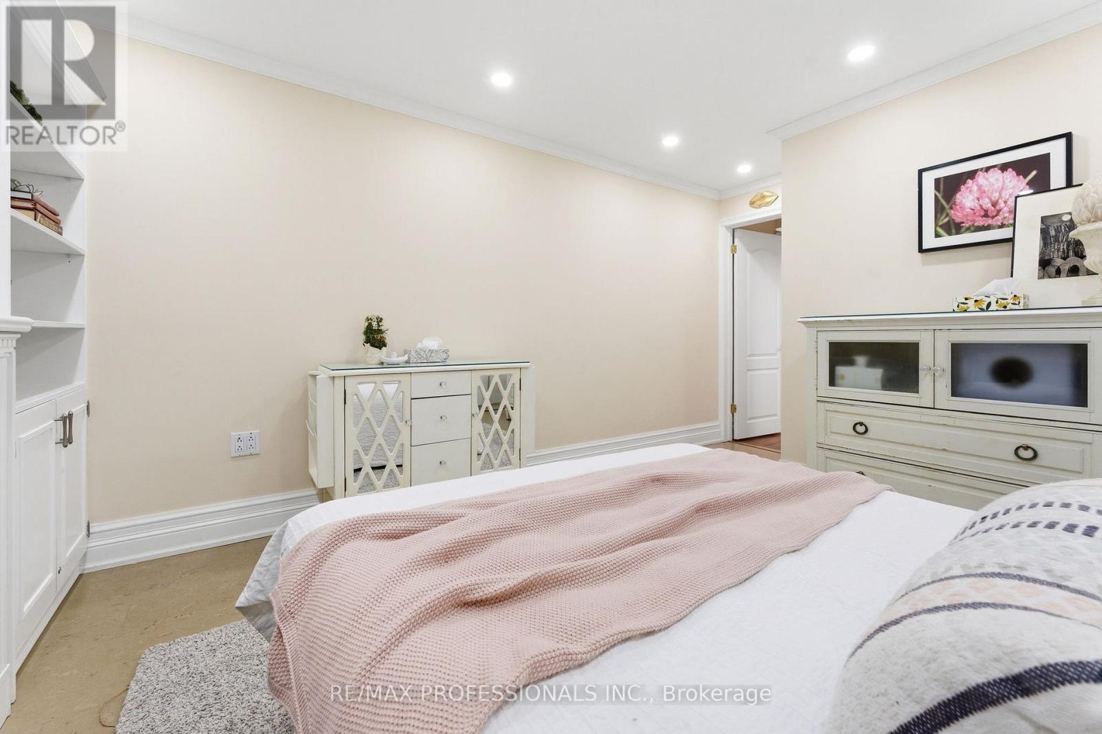 21 Ivy Lea Crescent, Toronto (Stonegate-Queensway), Ontario  M8Y 2B5 - Photo 35 - W12849012