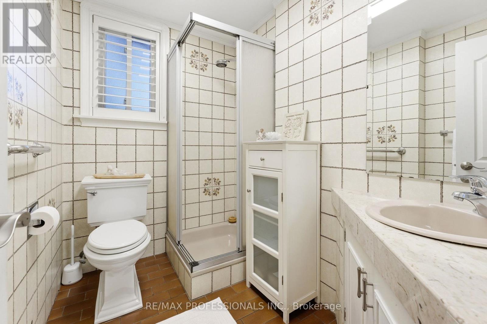 21 Ivy Lea Crescent, Toronto (Stonegate-Queensway), Ontario  M8Y 2B5 - Photo 36 - W12849012