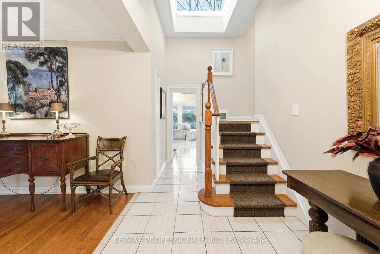 21 Ivy Lea Crescent, Toronto (Stonegate-Queensway), Ontario  M8Y 2B5 - Photo 4 - W12849012