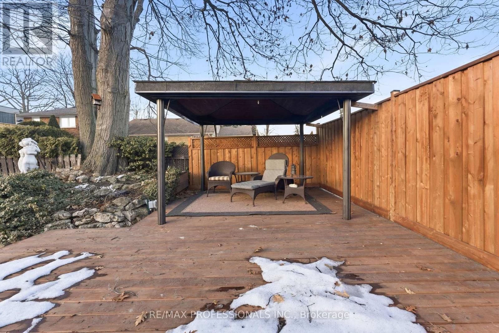 21 Ivy Lea Crescent, Toronto (Stonegate-Queensway), Ontario  M8Y 2B5 - Photo 44 - W12849012