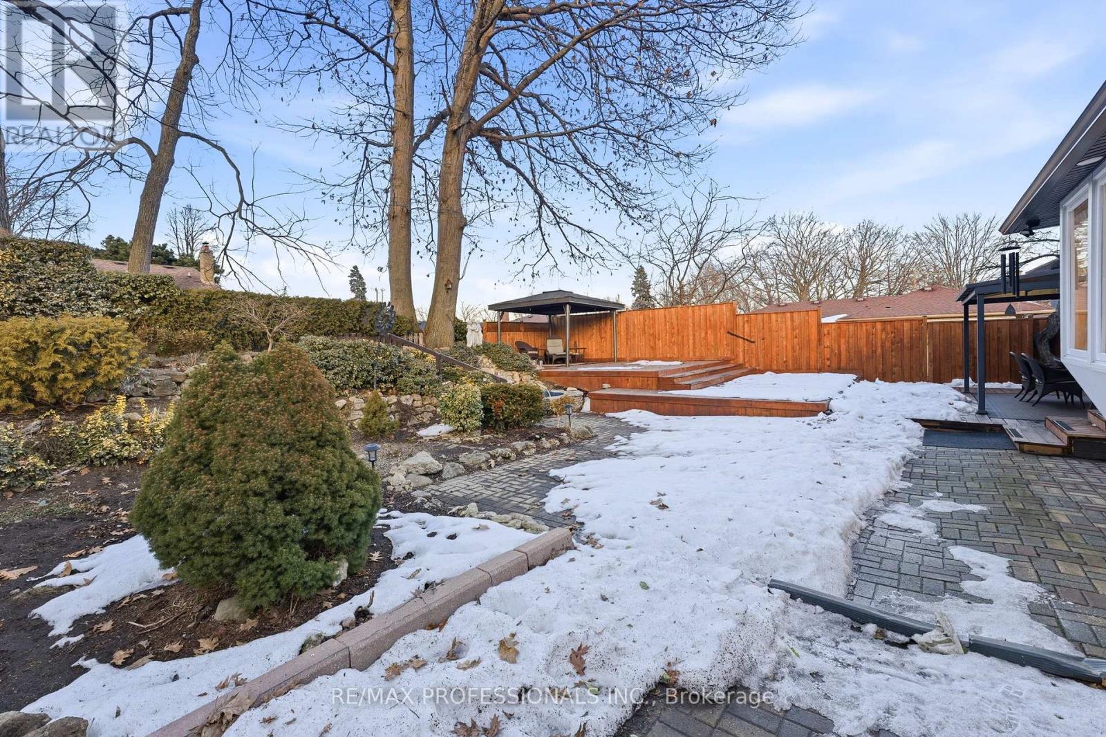 21 Ivy Lea Crescent, Toronto (Stonegate-Queensway), Ontario  M8Y 2B5 - Photo 46 - W12849012