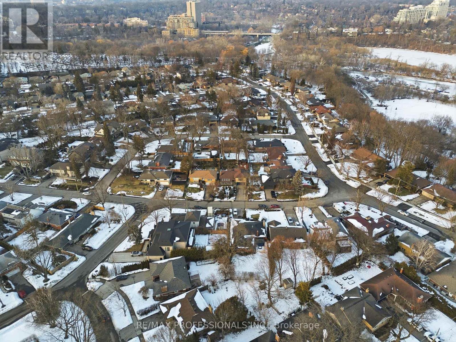 21 Ivy Lea Crescent, Toronto (Stonegate-Queensway), Ontario  M8Y 2B5 - Photo 48 - W12849012